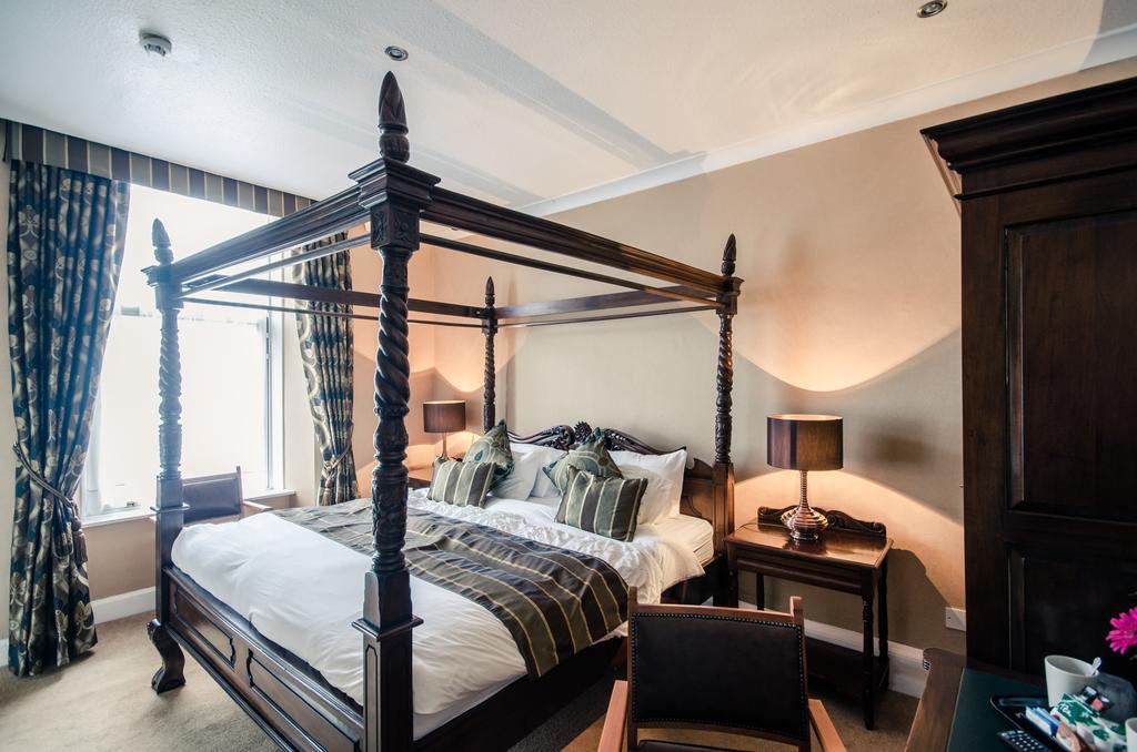 Four Poster Room